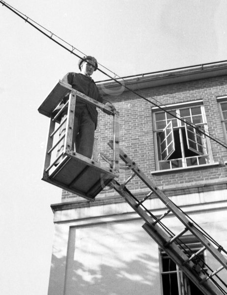 از اولین نمونه بالابرها و نردبان های آتشنشانی و کار روی خطوط تلفن